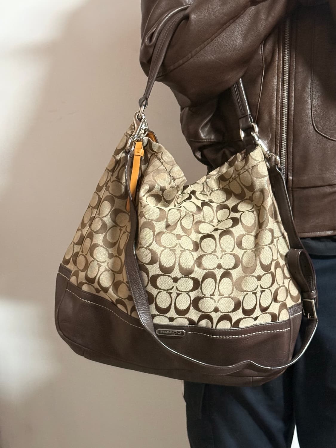 정품 코치 시그니처 캔버스 숄더백 브라운 상품이미지3