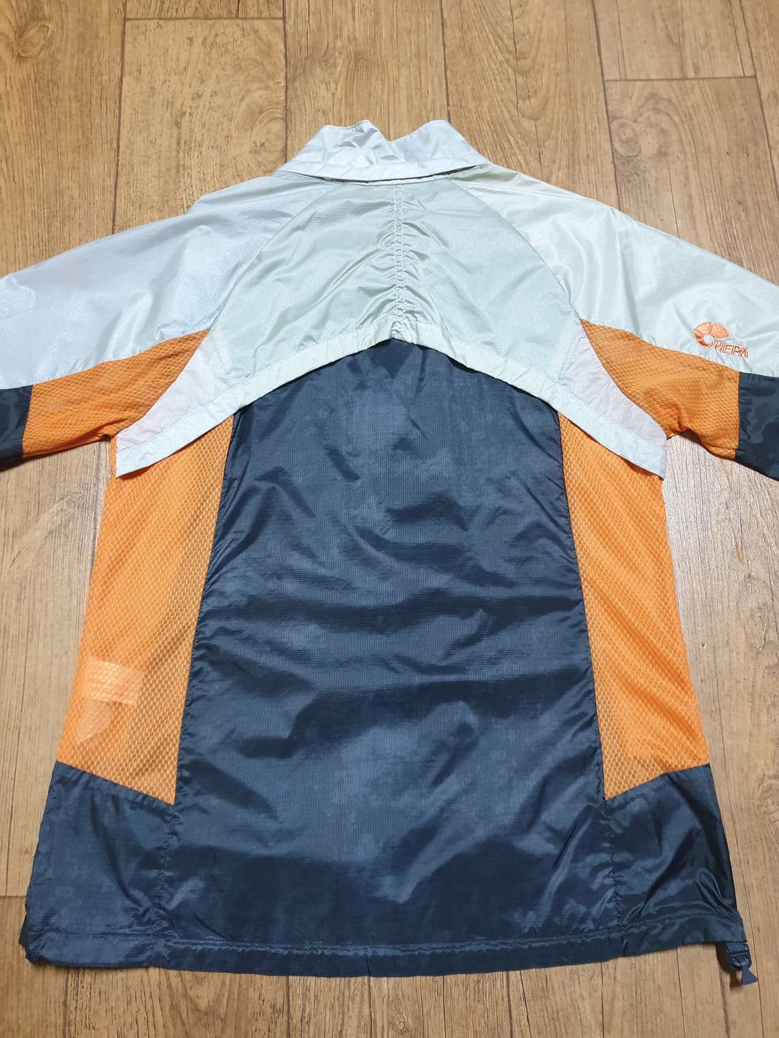 1100 네파 아웃도어 바람막이 90 사이즈입니다 상품이미지5