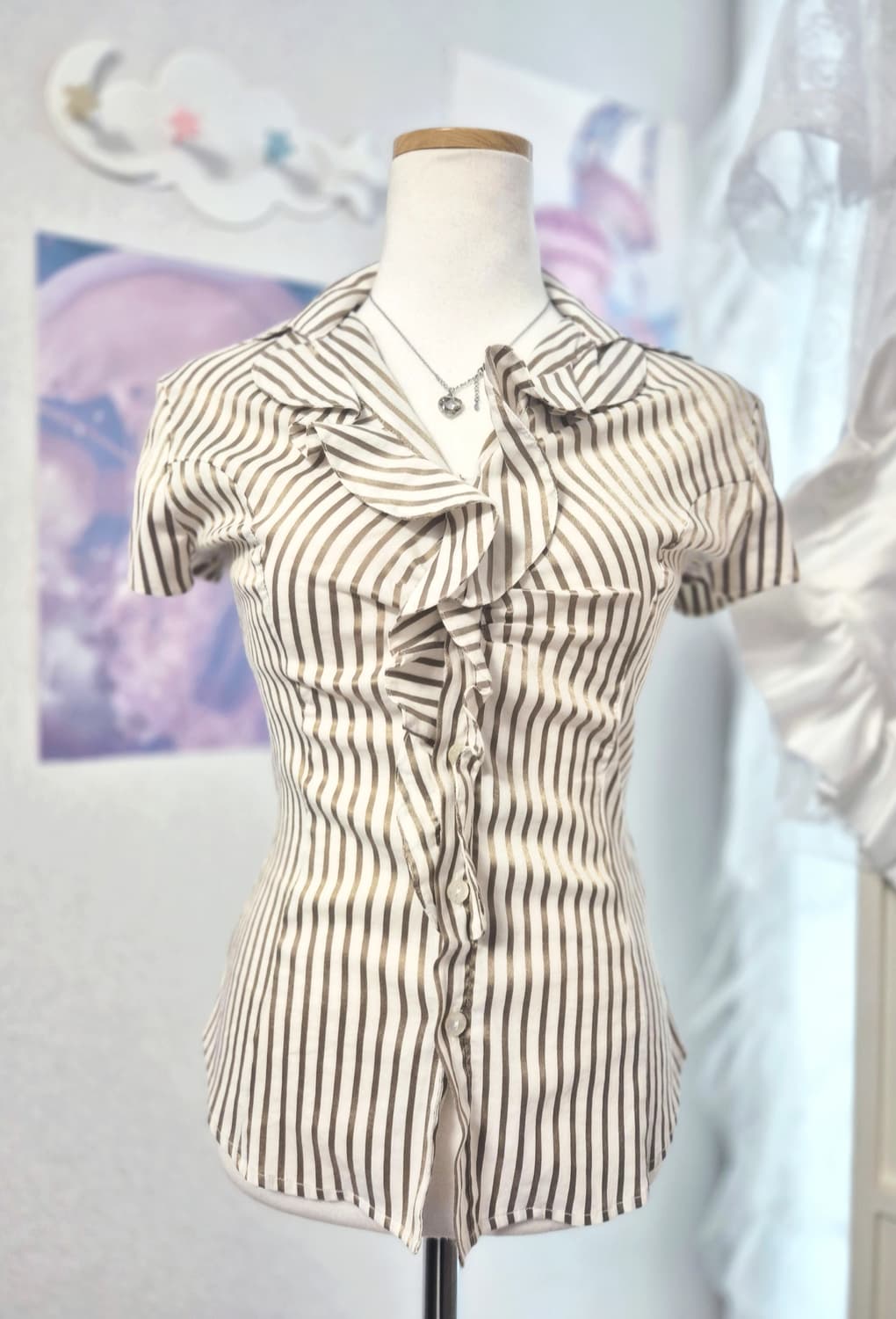 나라카미체 골드 스트라이프 핀턱 프릴 오네갸루 블라우스 상품이미지1