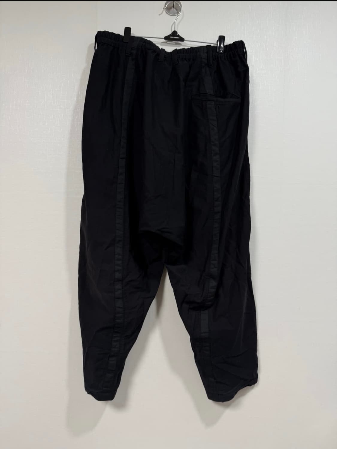 요지야마모토 뿌르옴므 테이프 심 디테일 배기팬츠 상품이미지4