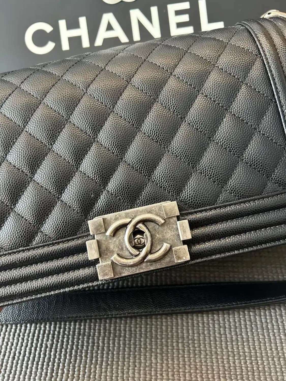 샤넬 보이백 은장 미디움 캐비어스킨 상품이미지3