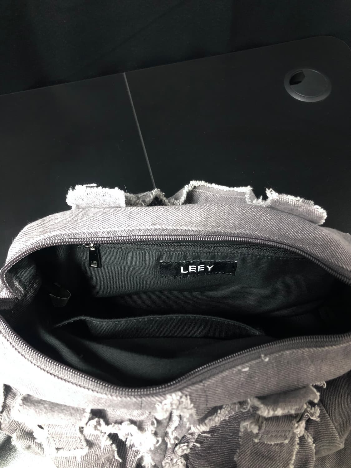 Leey 엘이이와이 데미지 멀티 포켓 카고백 차콜 상품이미지8