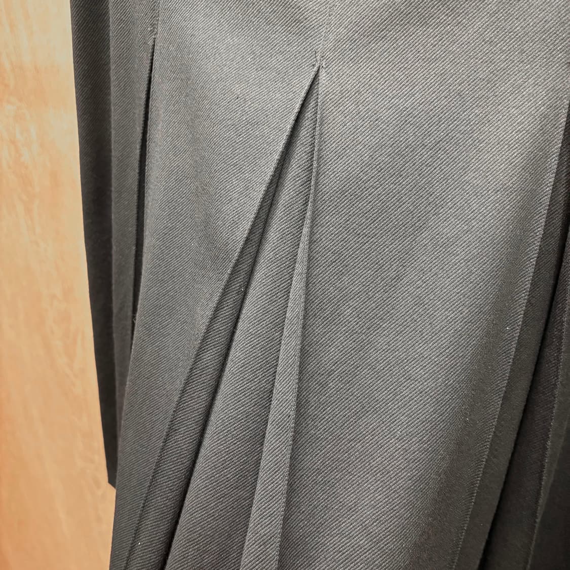 꾸레쥬 미디 스커트 박스 플리츠 미니 버클 디테일 A라인 매트 블랙 상품이미지7