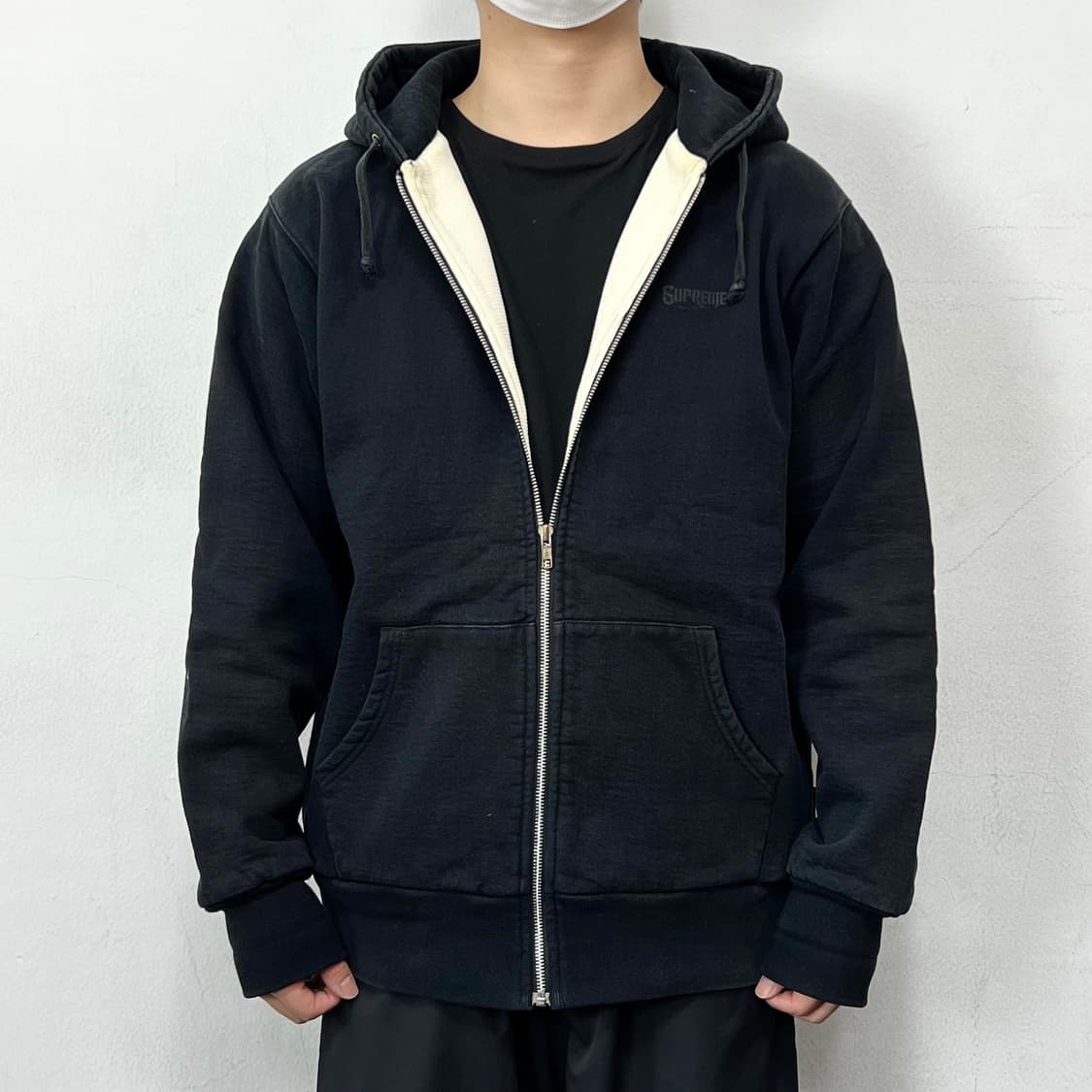 슈프림 아플리케 로고 써멀 후드집업 블랙  상품이미지4