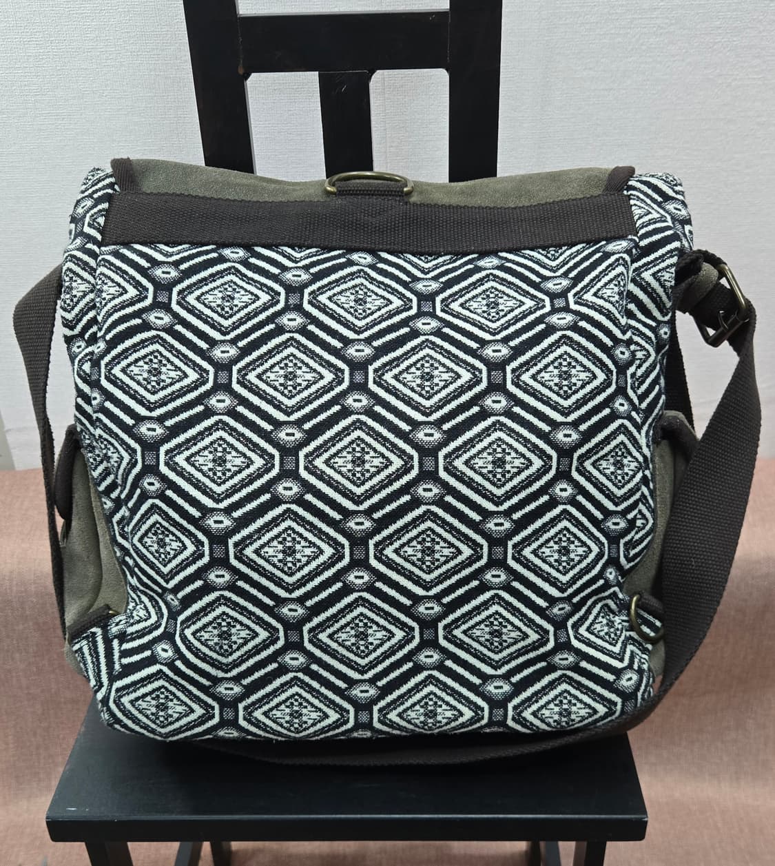 써스데이아일랜드  블랙 앤 화이트 패턴 숄더 크로스백 상품이미지3