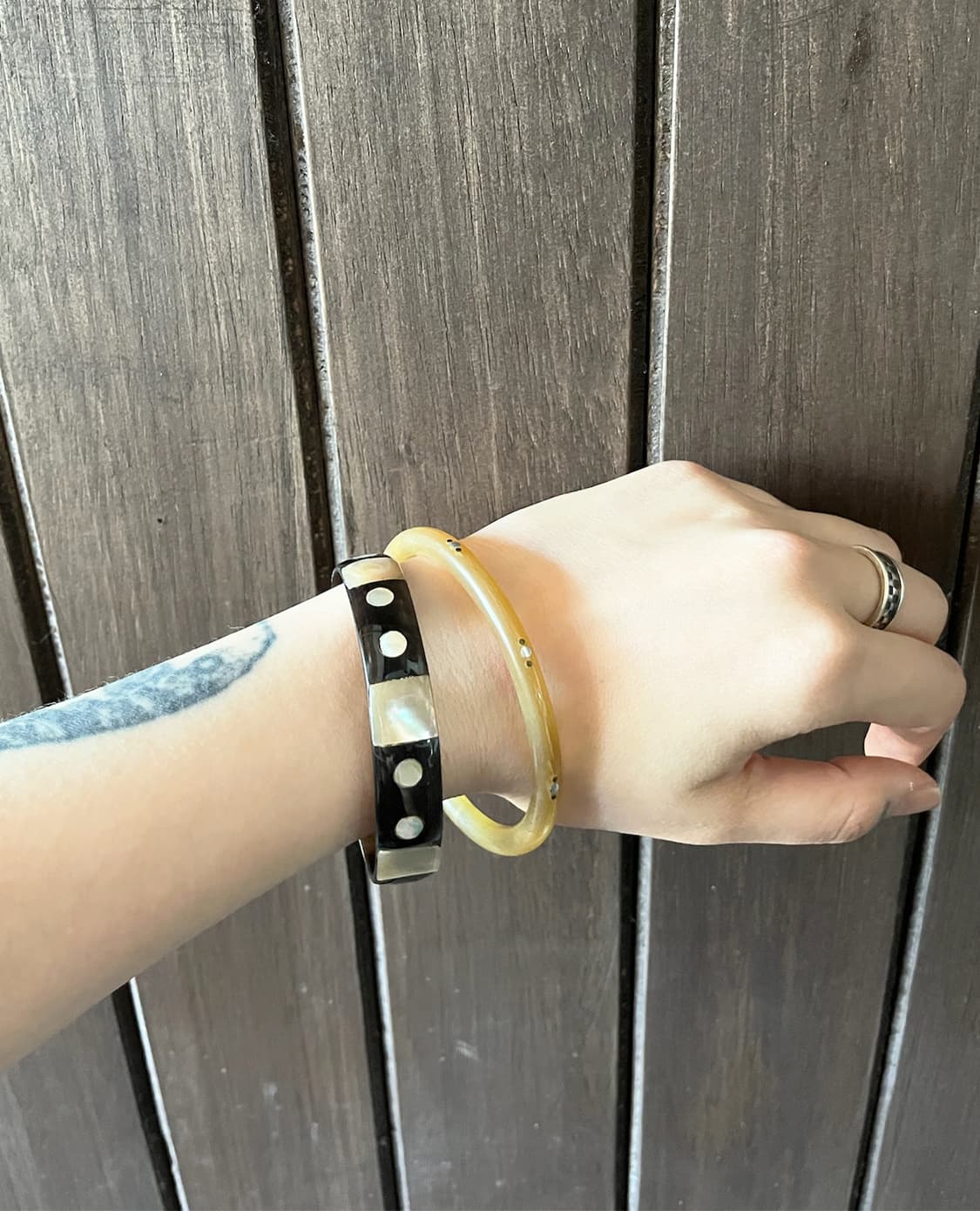 VINTAGE shell detail black+white bracele 상품이미지4