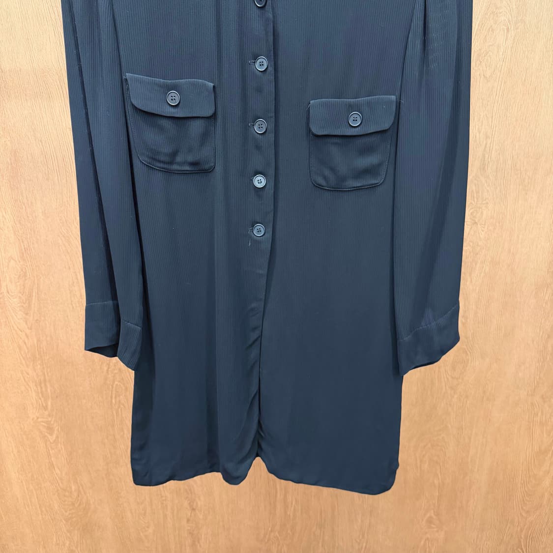 아포스트로피 미디 원피스 노카라 브이넥 어깨 견장 디테일 루즈핏 블랙 상품이미지5