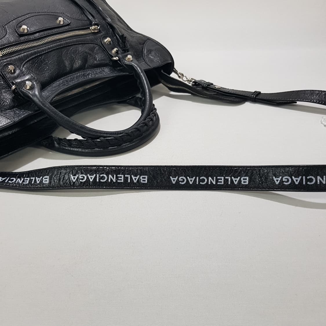 발렌시아가 클래식 모터백 미디움 로고 스트랩  상품이미지8