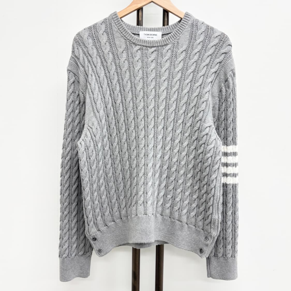 [5]톰브라운 사선완장 케이블 니트 상품이미지1