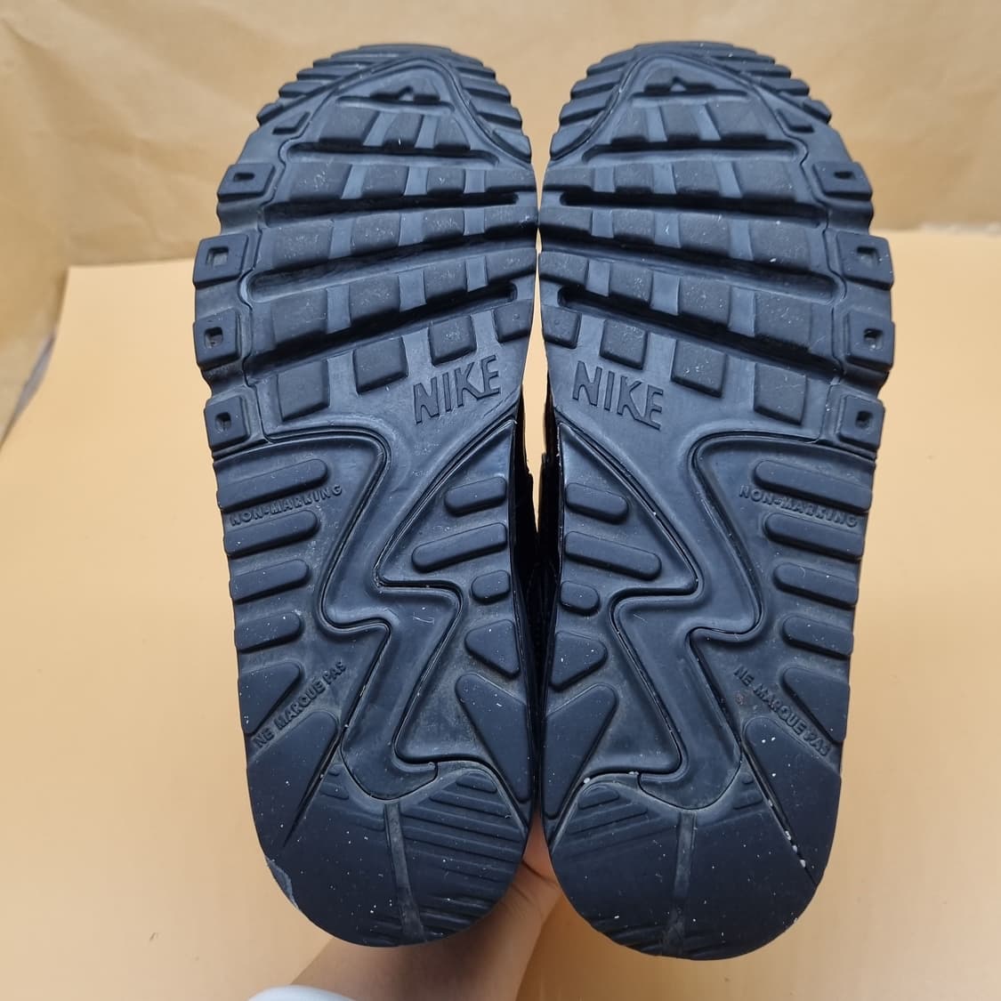 나이키 에어맥스90 레더 블랙 운동화240. 상품이미지3