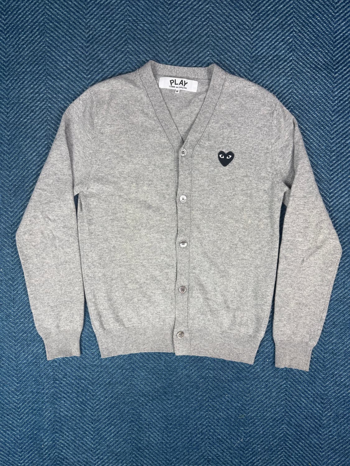 꼼데가르송 플레이 블랙 하트 가디건 (차콜 그레이 / M) 상품이미지1