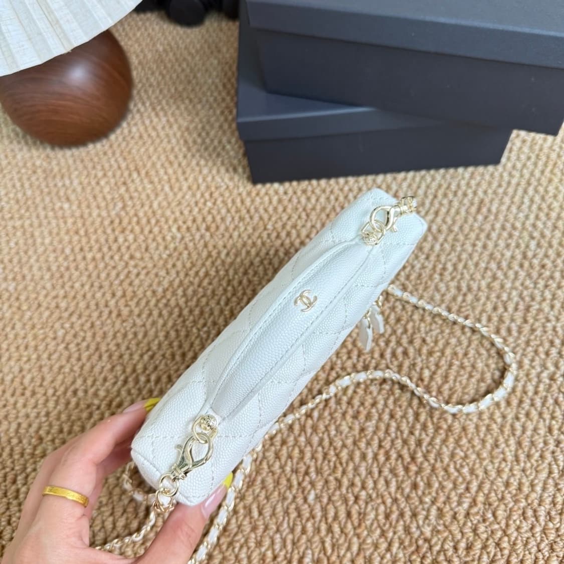 26신상 샤넬VIP 화이트 캐비어 롱 베니티 토드 체인숄더백 상품이미지8