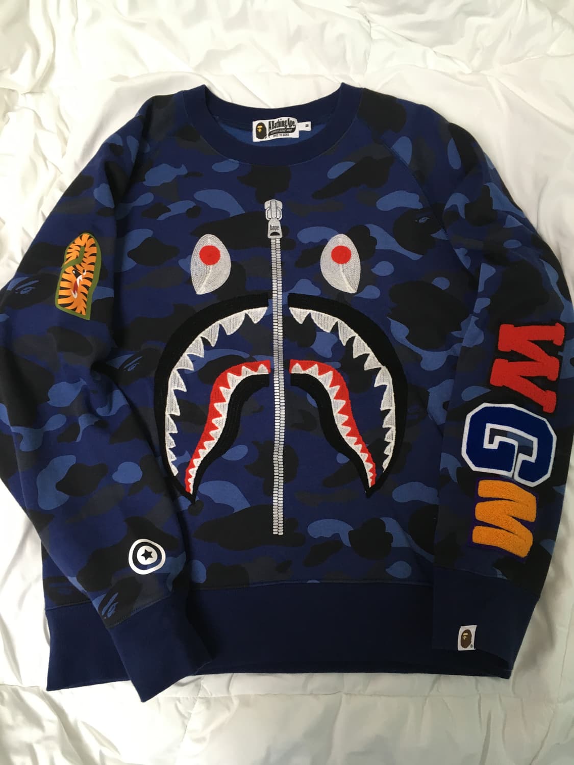 베이프 퍼스트 카모 샤크 맨투맨 상품이미지1