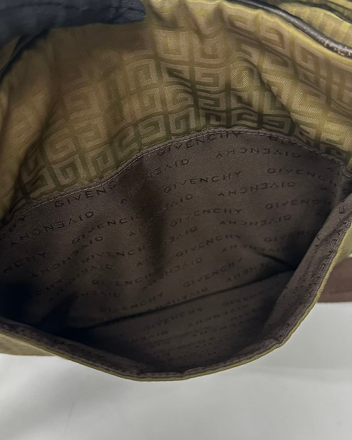 지방시 모노그램 크로스백 상품이미지7