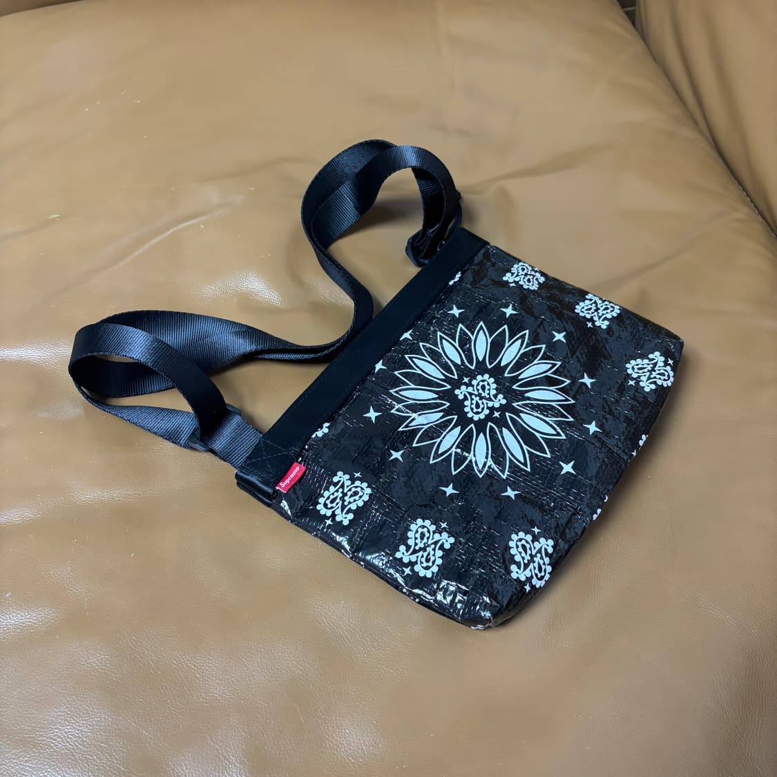 Supreme 슈프림 반다나 블랙 타프 사이드백 샤코슈 가방 Black 상품이미지6