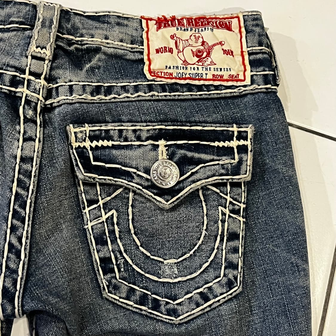 트루릴리전 조이수퍼티 흰색 스티치 부츠컷 데님팬츠 상품이미지4