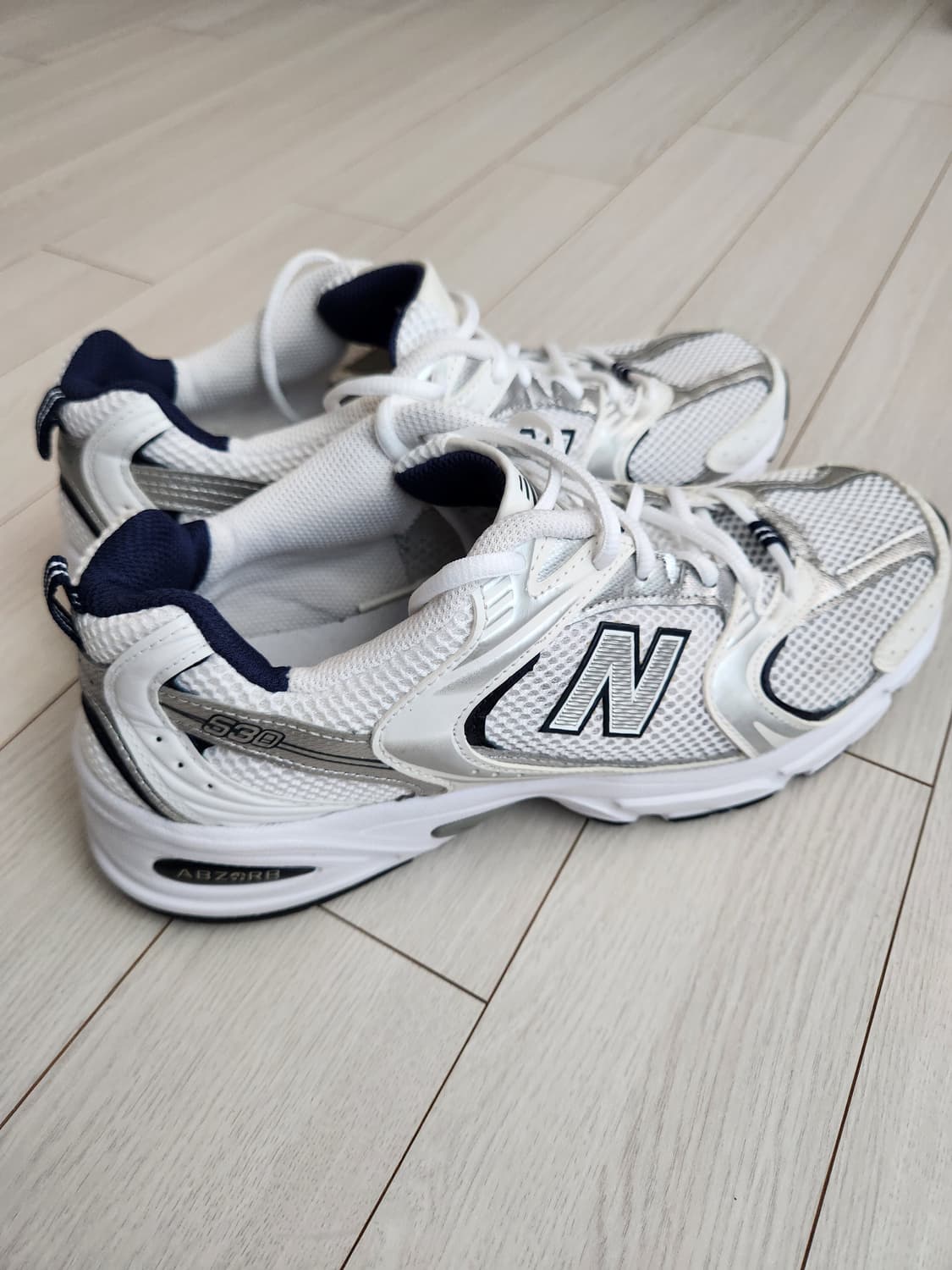 뉴발란스 운동화 530 화이트인디고 MR530SG 사이즈275

오염 하 상품이미지3