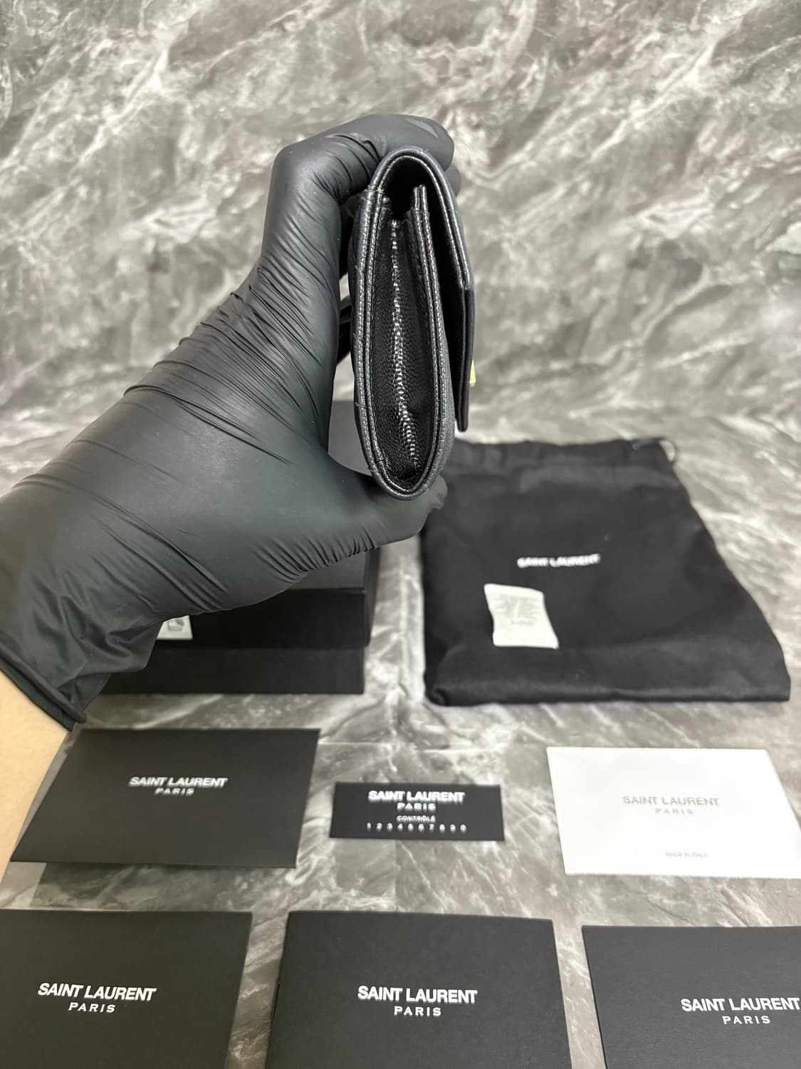 입생로랑 엔벨로프 마틀라세 금장로고 반지갑 상품이미지5