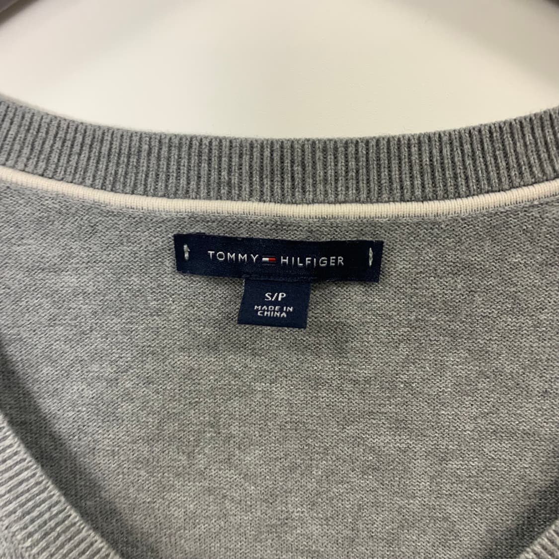 타미힐피거 도트 그레이 브이넥 니트 상품이미지5