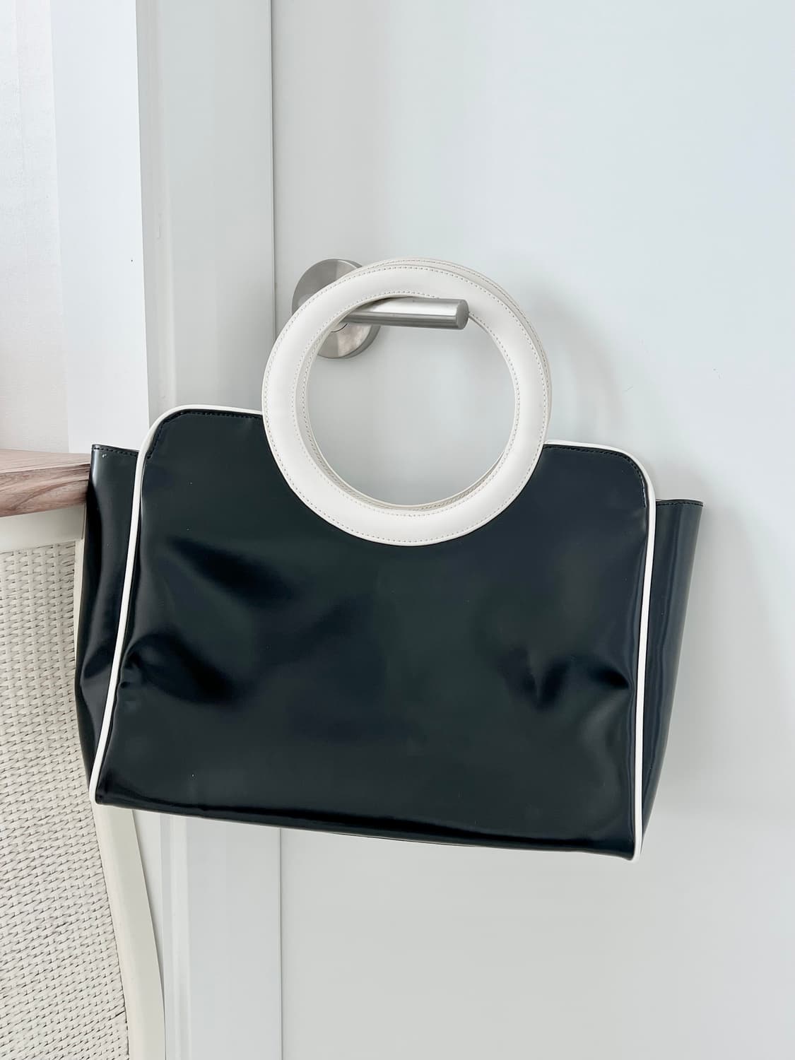 쿠레쥬 블랙 앤 화이트 링 핸들 토트백 꾸레쥬 상품이미지2