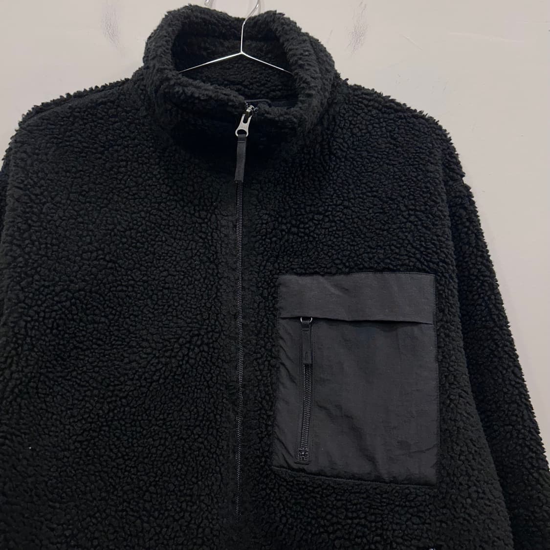 무신사스탠다드 무지 체스트포켓 뽀글이 플리스 상품이미지1