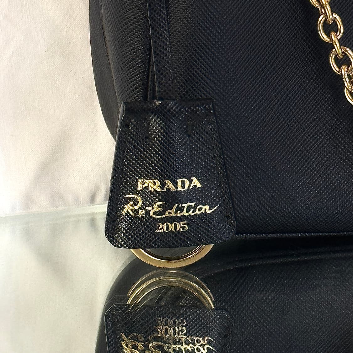 프라다 리에디션 사피아노 레더 테수토 호보백 블랙 골드 상품이미지3