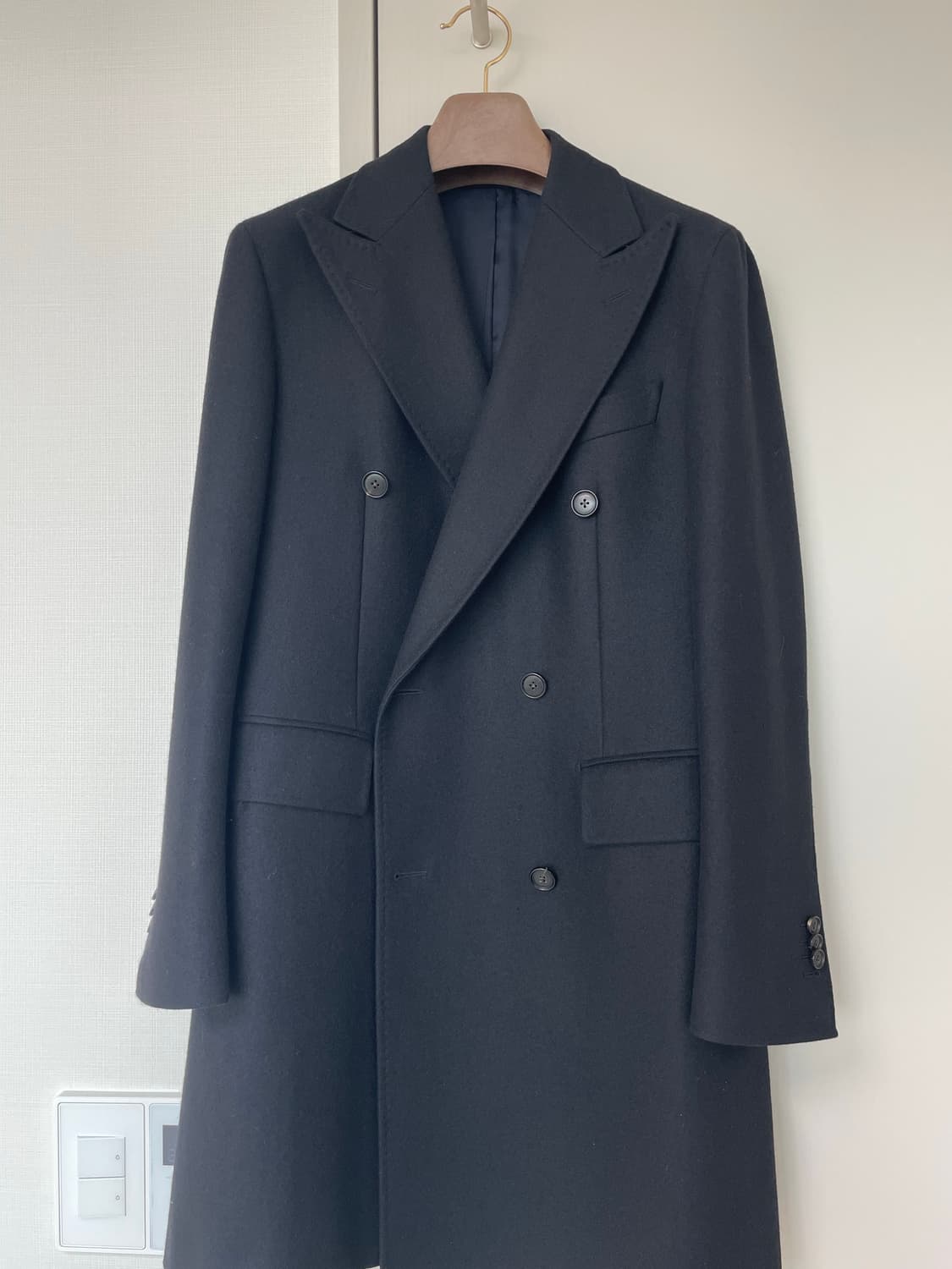 수트 서플라이(SUIT SUPPLY) 울캐시미어 블랙 더블 브레스티드코트 상품이미지1