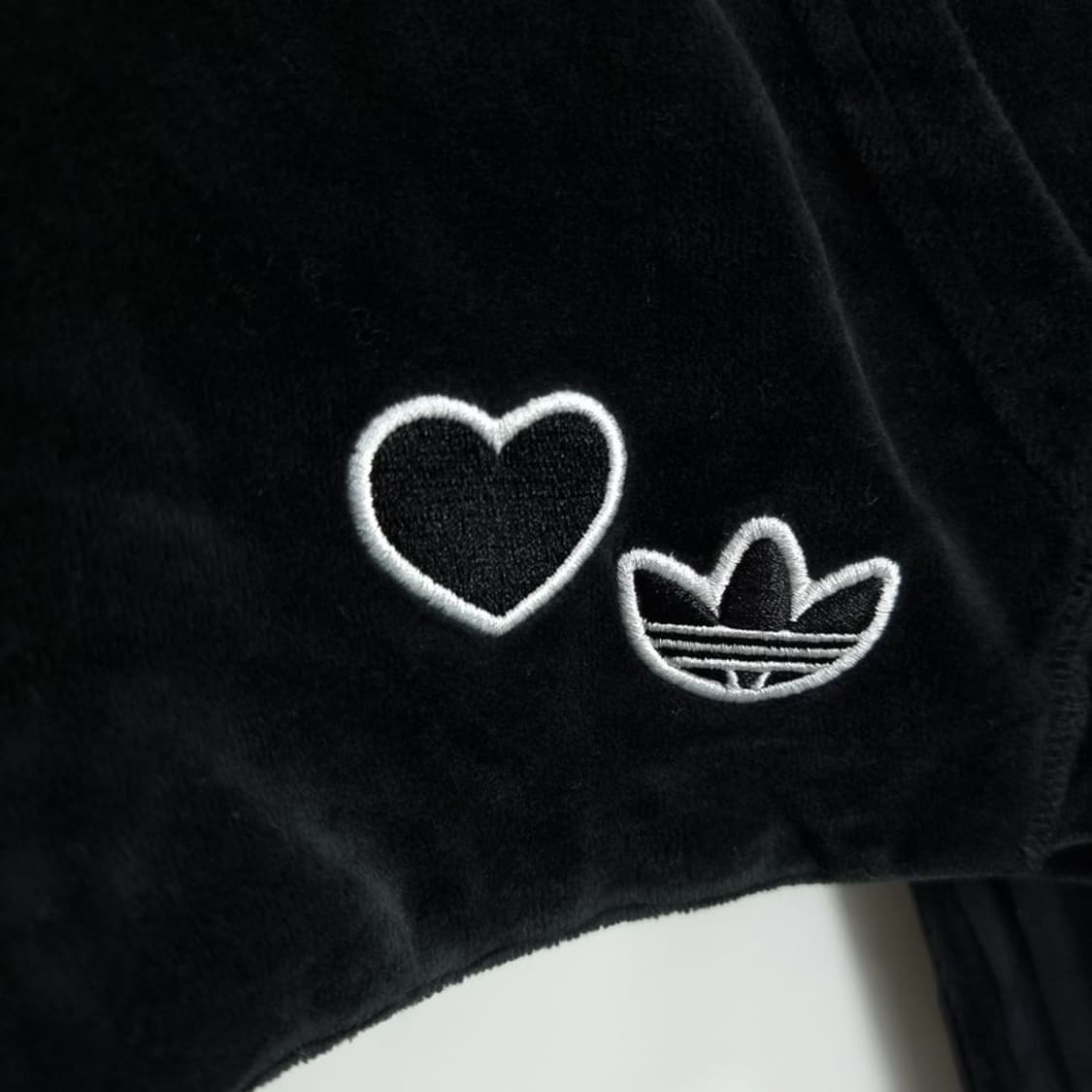 [아디다스] 오버사이즈 크롭 벨벳 후드티 블랙 M17739 상품이미지6