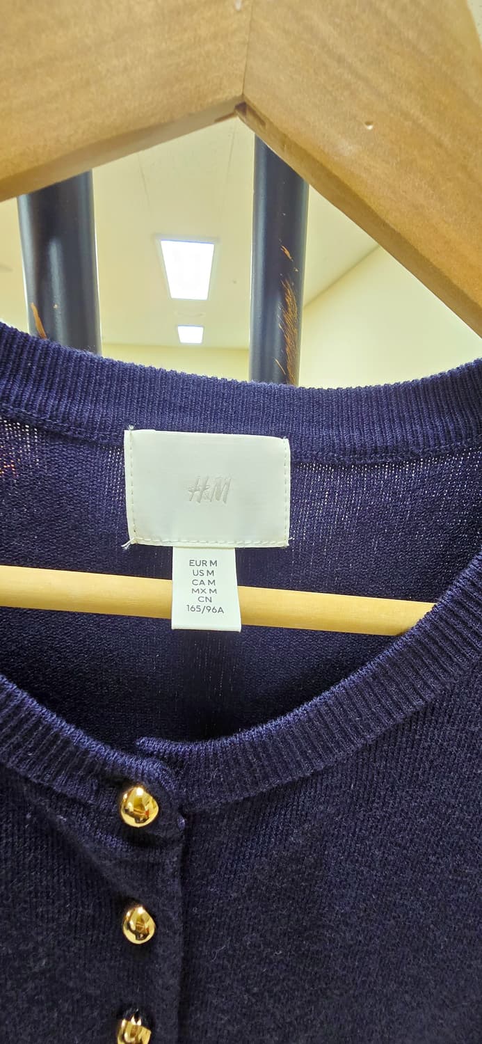 “H&M 네이비 가디건 M / 금단추 / 얇은 니트 / 새컨디션” 상품이미지4