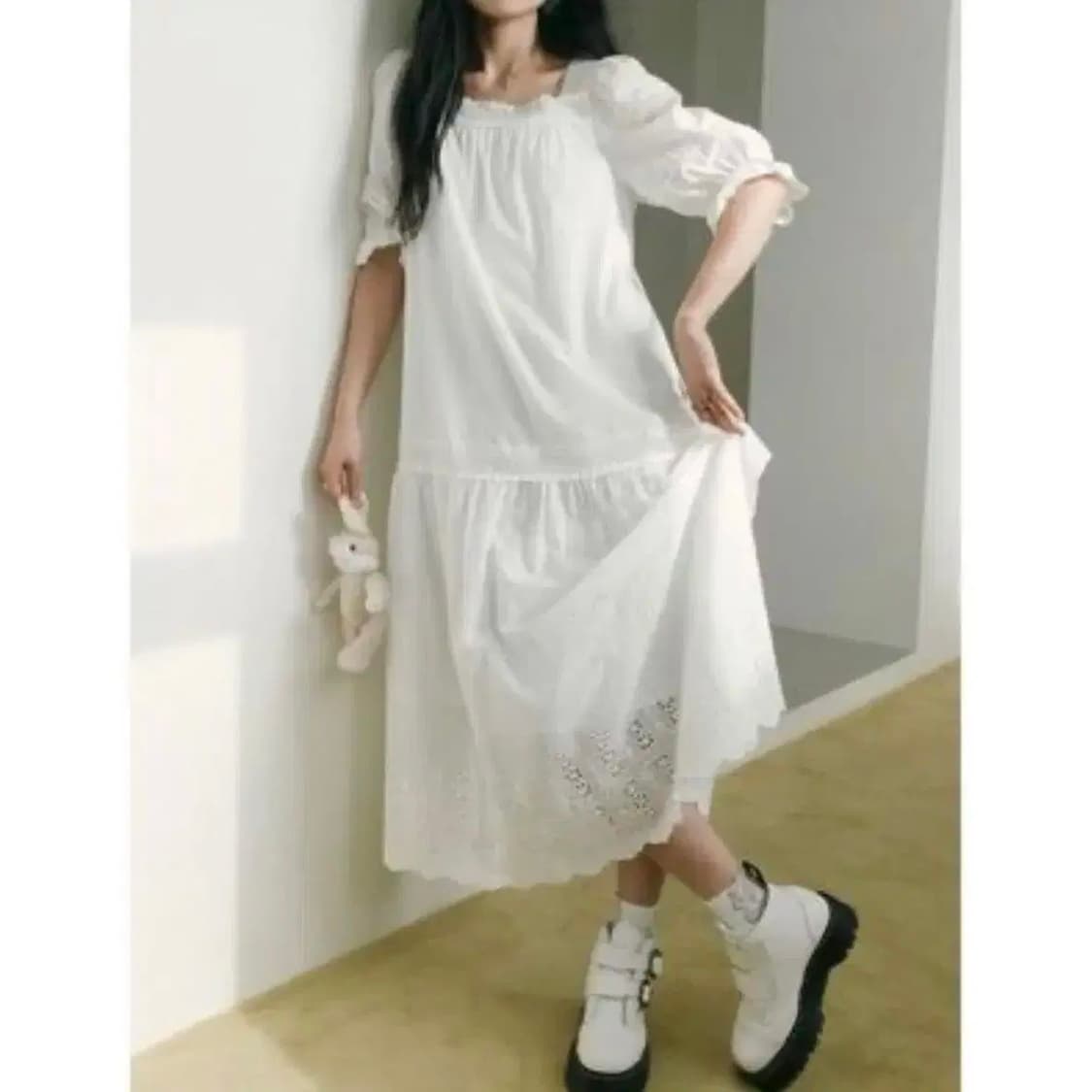 썰스데이아일랜드 화이트 펀칭 롱원피스 상품이미지1