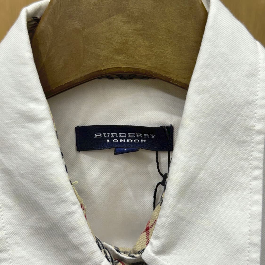 버버리 런던 반팔 셔츠 자수 로고 포인트 디테일 슬림핏 화이트 상품이미지7