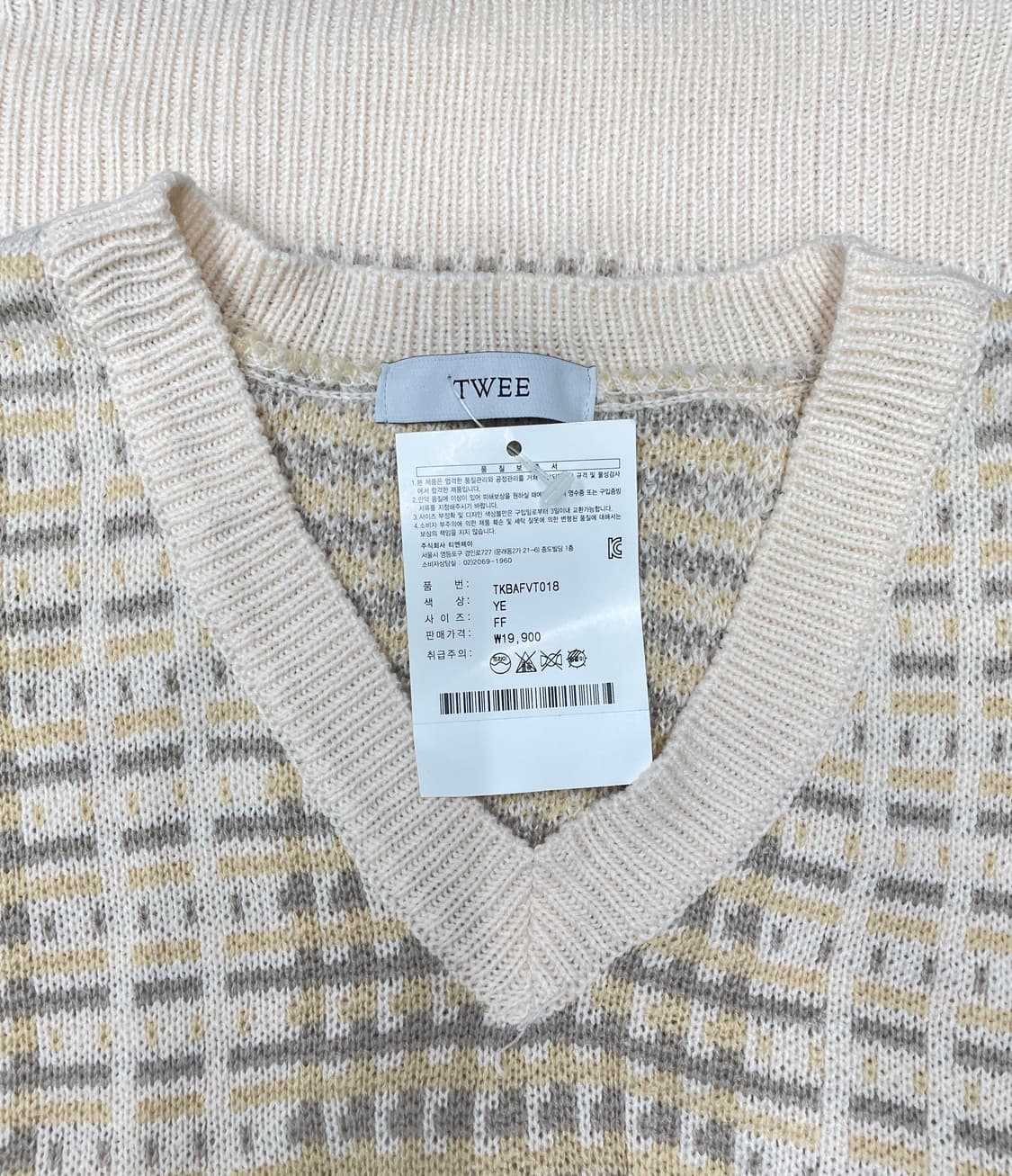 트위(TWEE) 체크 패턴 브이넥 니트 베스트 상품이미지4