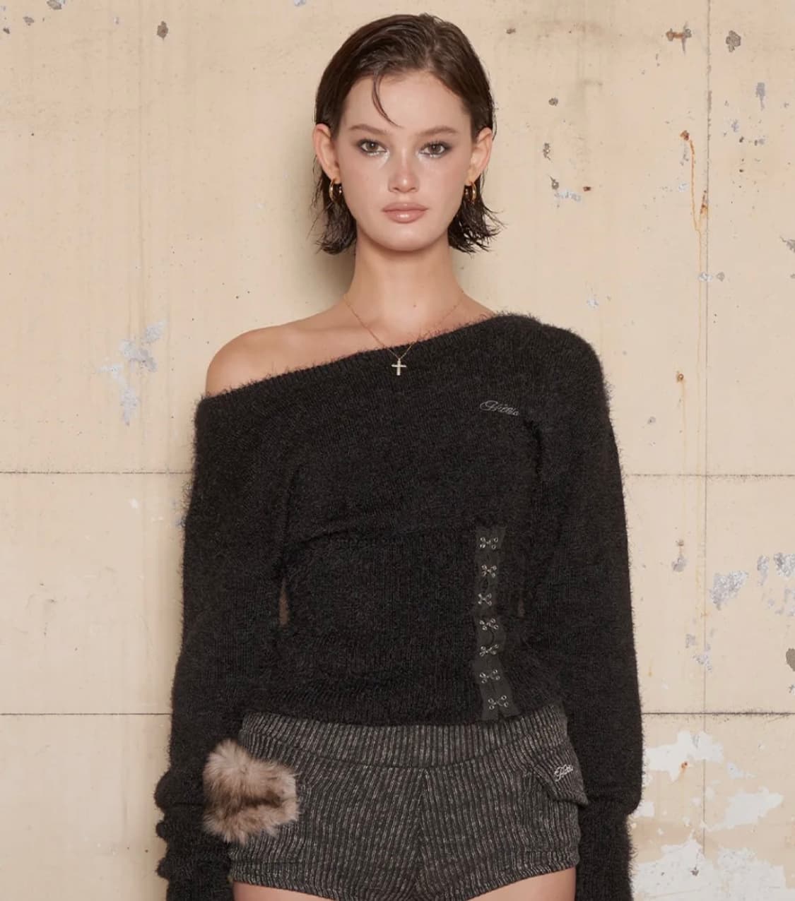 힐다 플러피 코르셋 원숄더 니트 상품이미지1