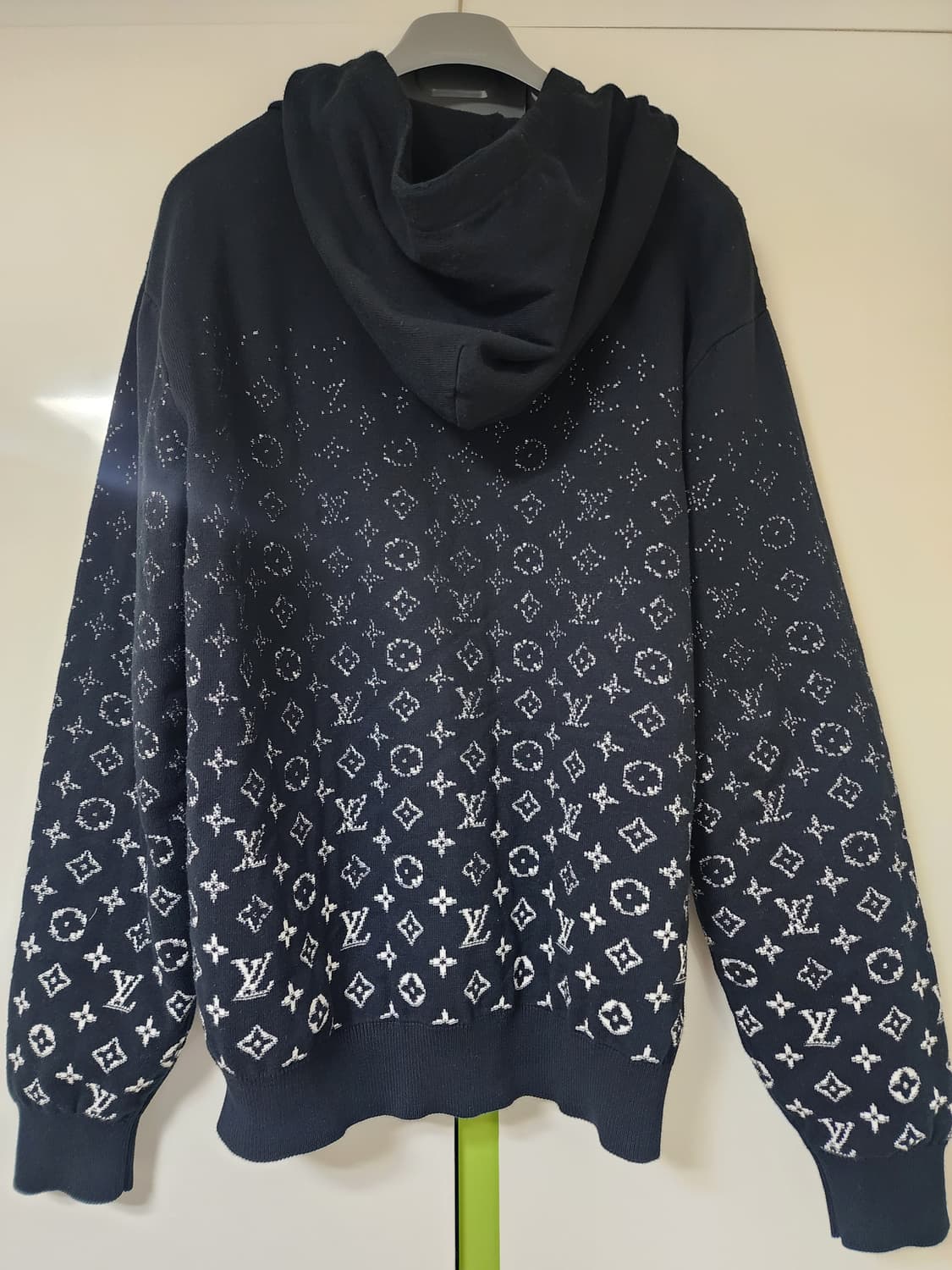 루이비통 모노그램 블랙 후드 니트 M사이즈 100사이즈 실착3회 상품이미지2