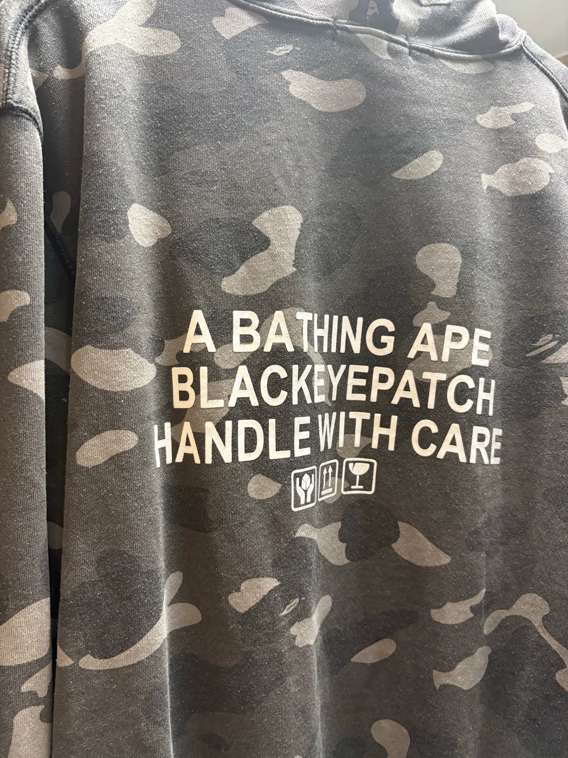 베이프 x 블랙아이패치 콜라보 후드집업 상품이미지3