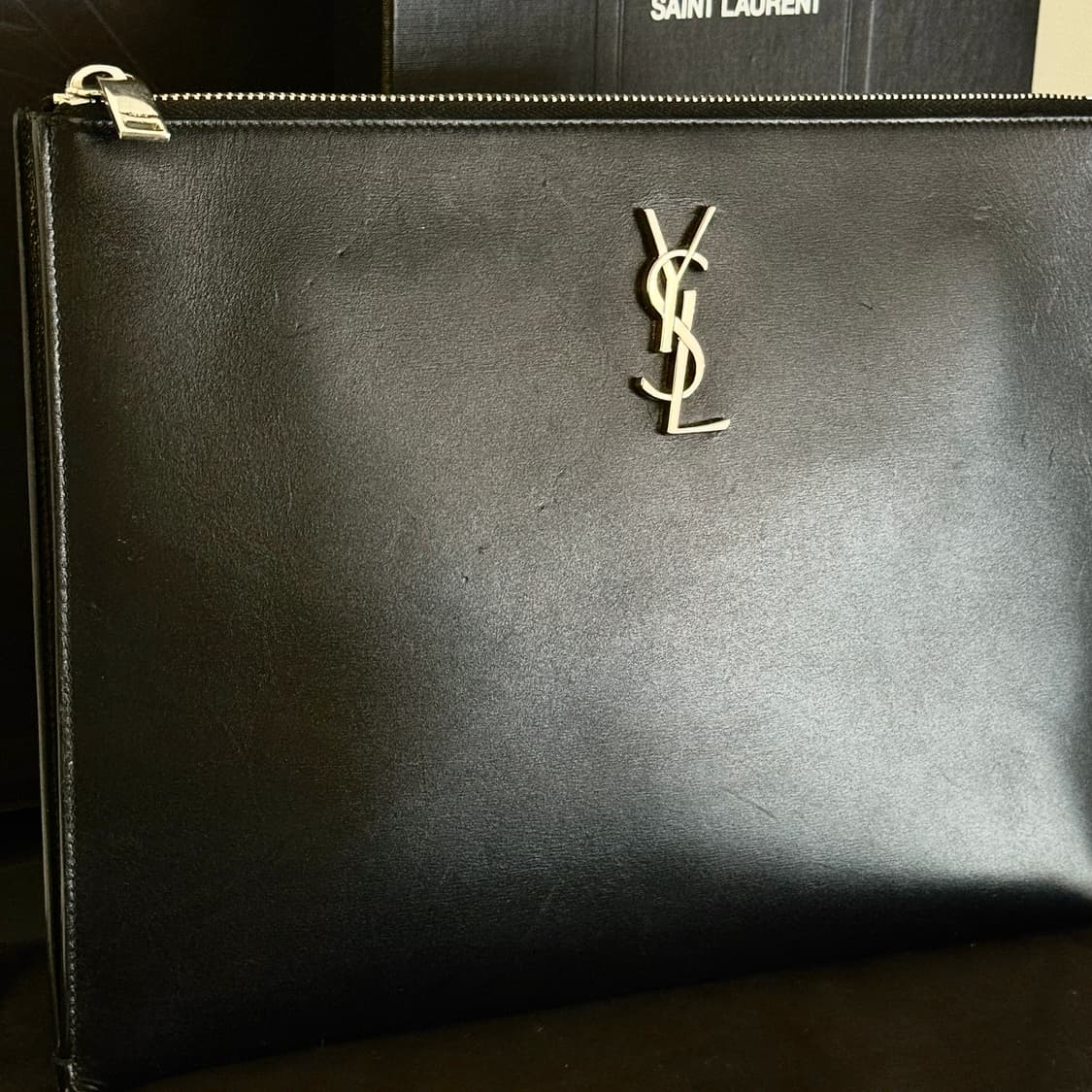 [풀구성] 입생로랑 카프스킨 미디움 클러치 블랙 실버 상품이미지2