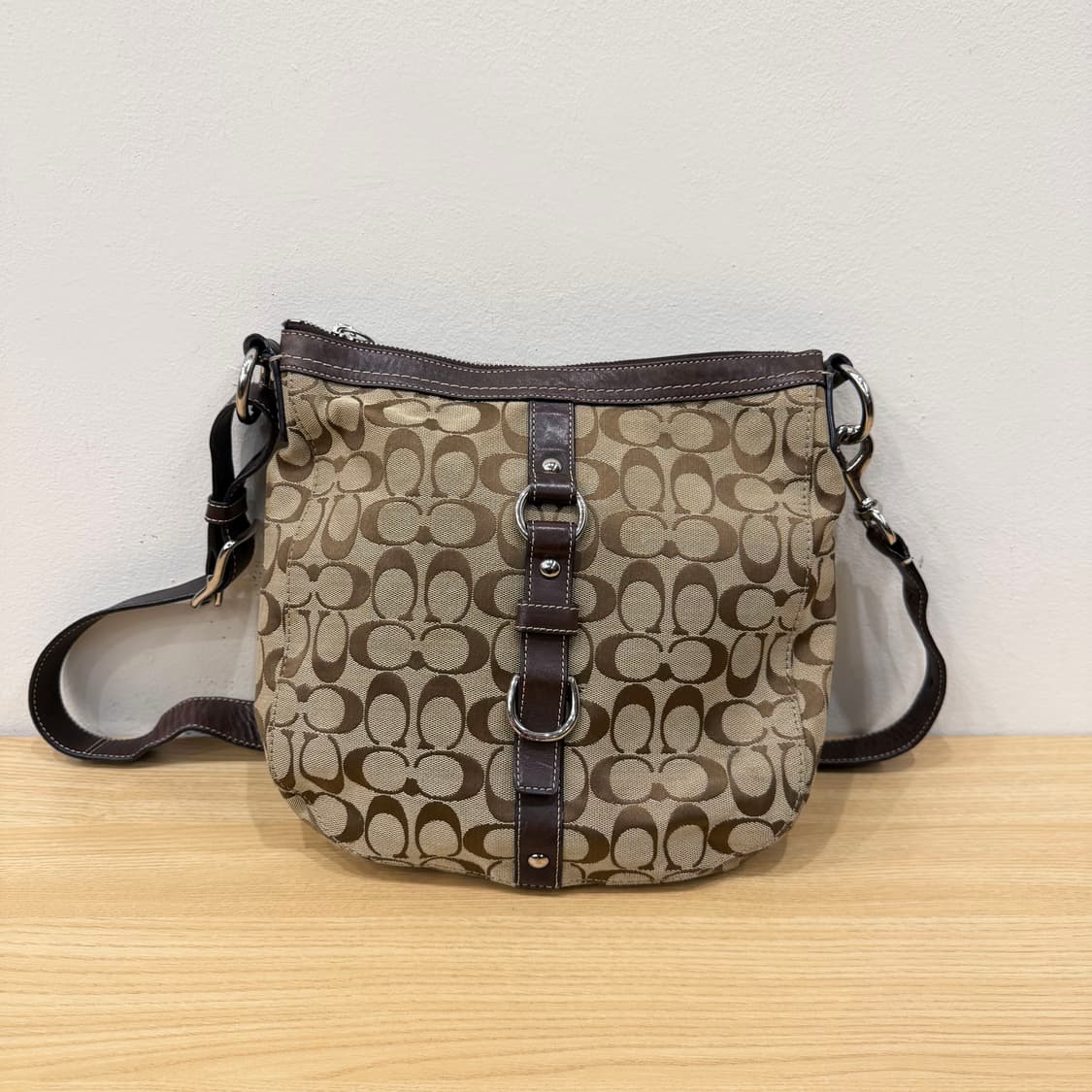 코치 시그니처 캔버스 숄더백 레더 스크랩 D링 디테일 베이지 브라운 상품이미지1