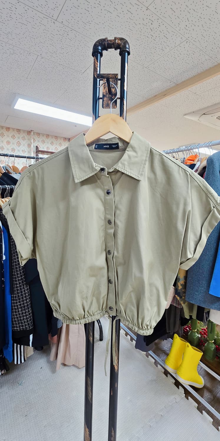 M / 새상품) MNG 망고 카키 크롭 셔츠 블라우스 (스트링 디테일) 상품이미지1
