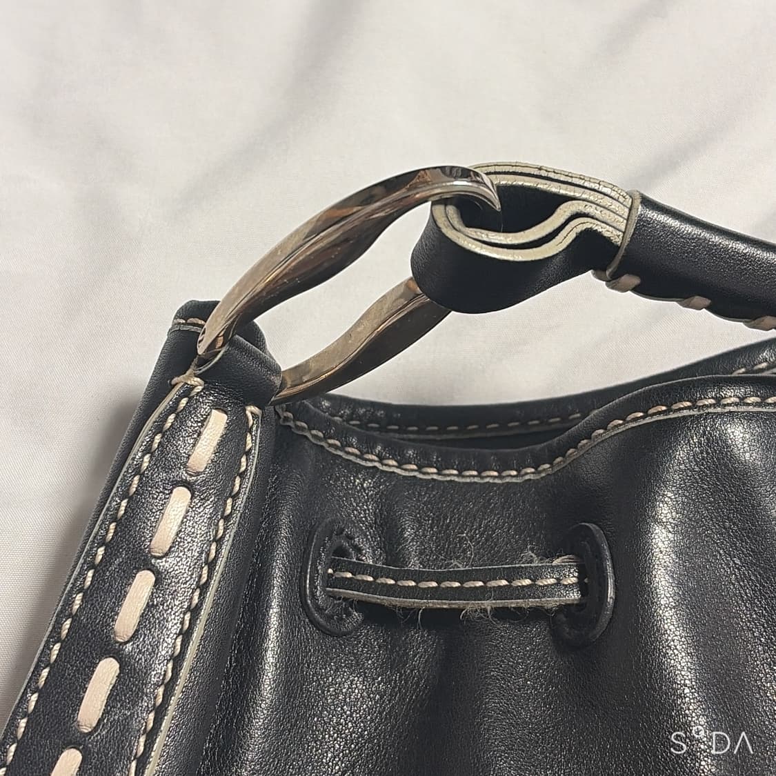 TODS 토즈 블랙 레더 드로우스트링 호보백 상품이미지6