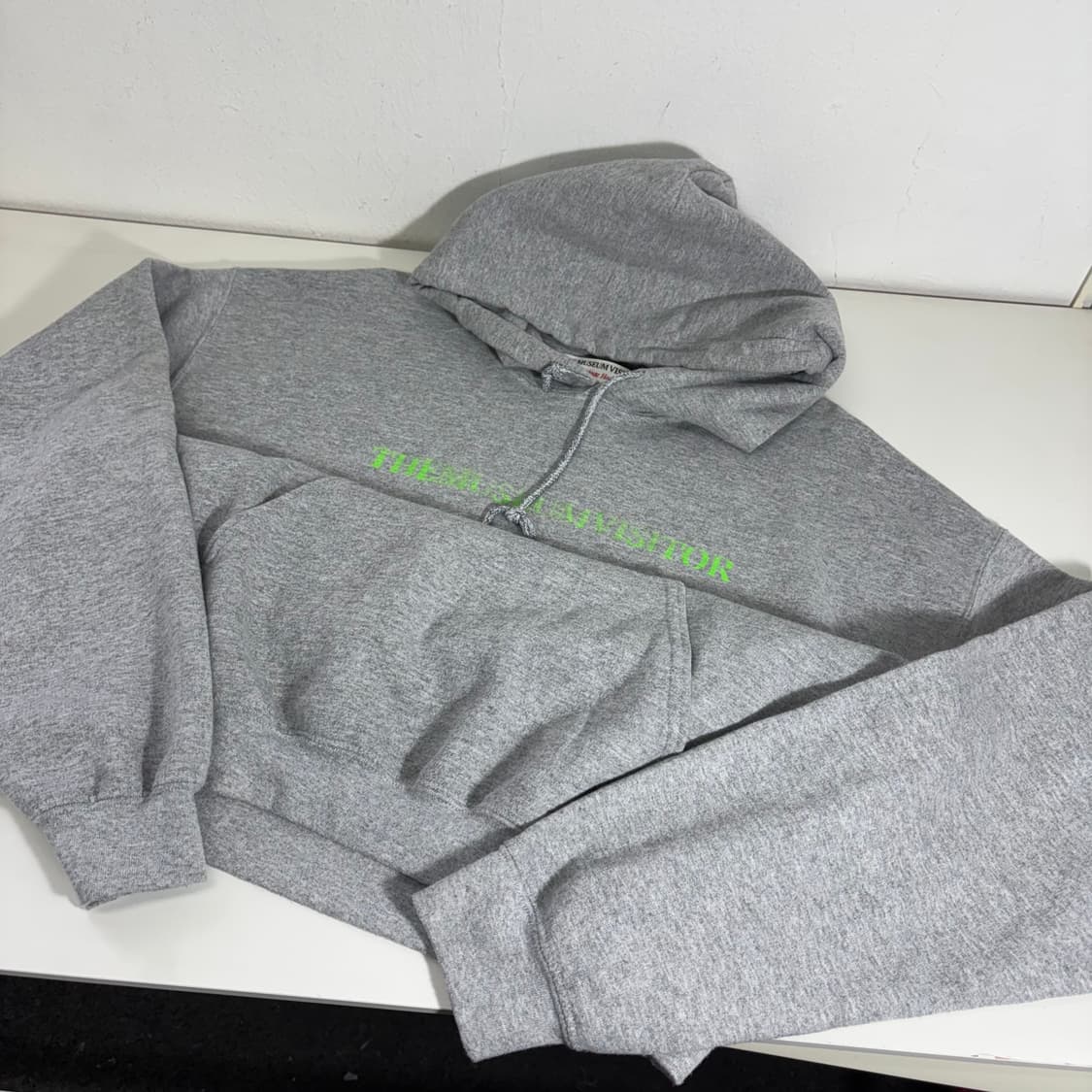 100 더뮤지엄비지터 그레이 후드티 상품이미지2