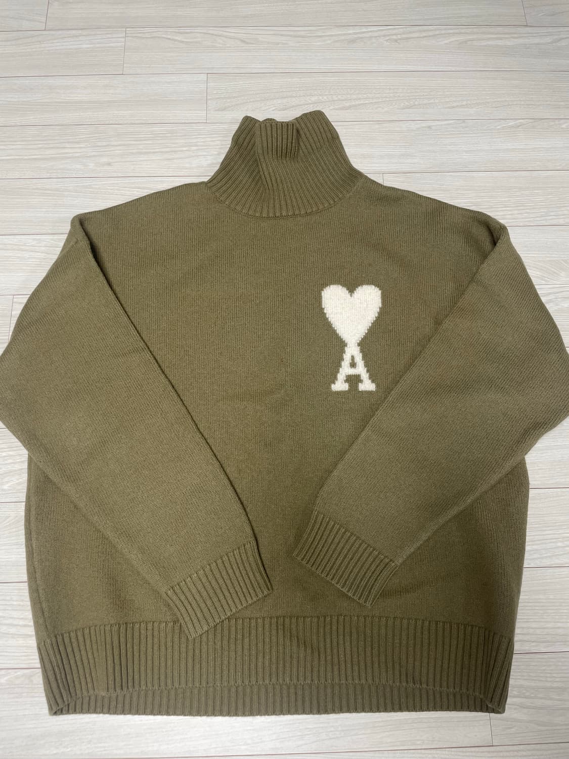 아미 빅하트 터틀넥 올리브L 상품이미지1