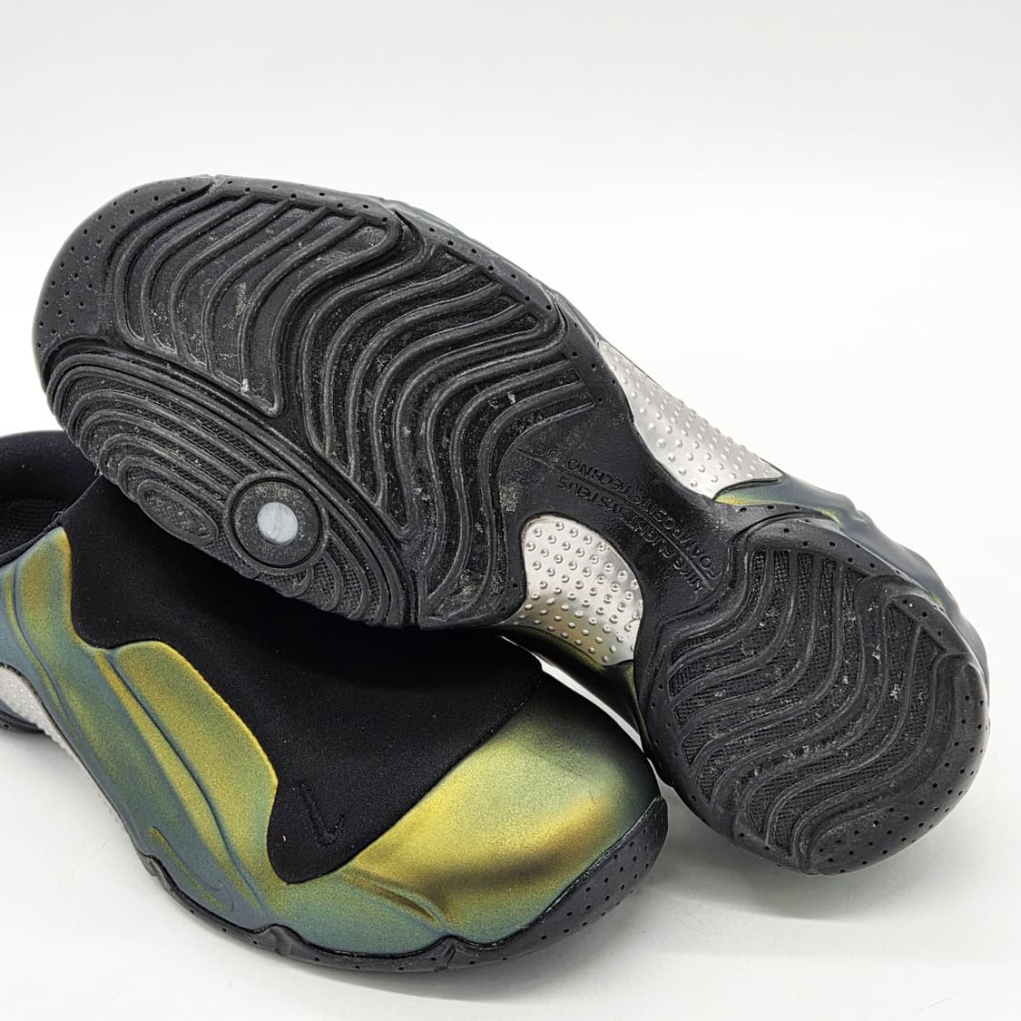 나이키 클로그포짓 블랙 앤 메탈릭 골드 (260) 상품이미지3