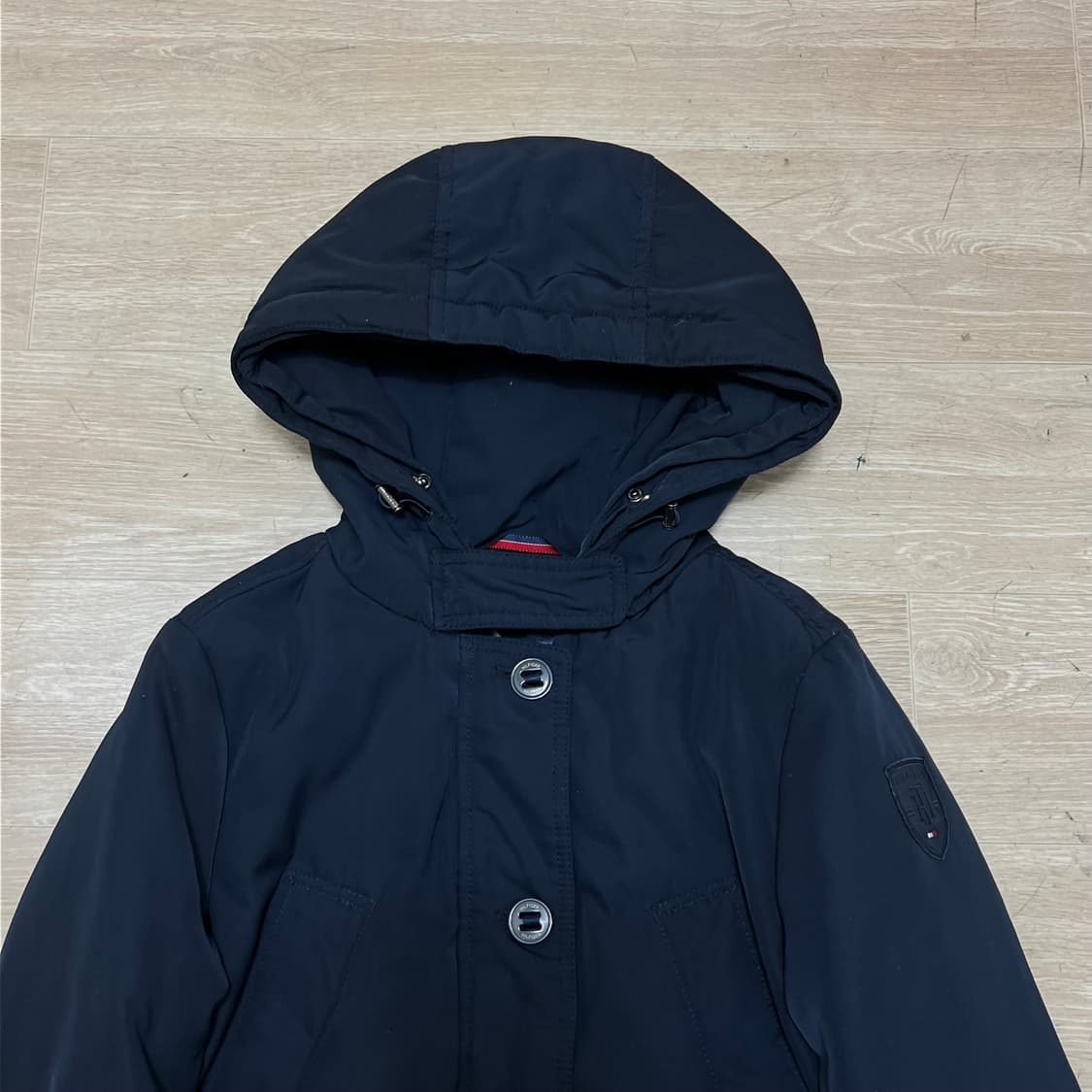 타미힐피거 여성 덕다운 스몰플래그 후드 롱패딩 [네이비] M/95 상품이미지2