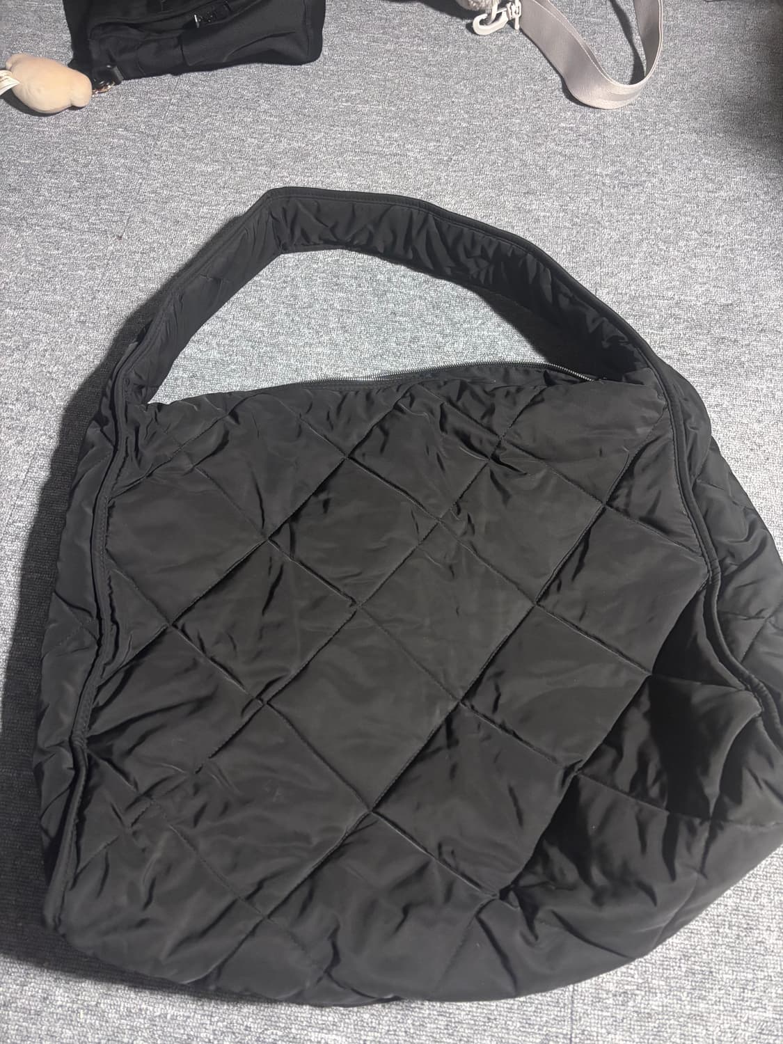 코스 다이아몬드 퀼티드 오버사이즈 숄더백 블랙 상품이미지1