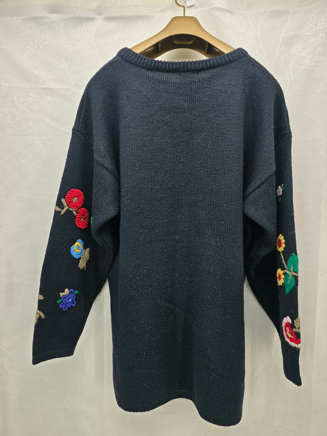 ERESO 블랙  꽃 자수 니트 스웨터 상품이미지5