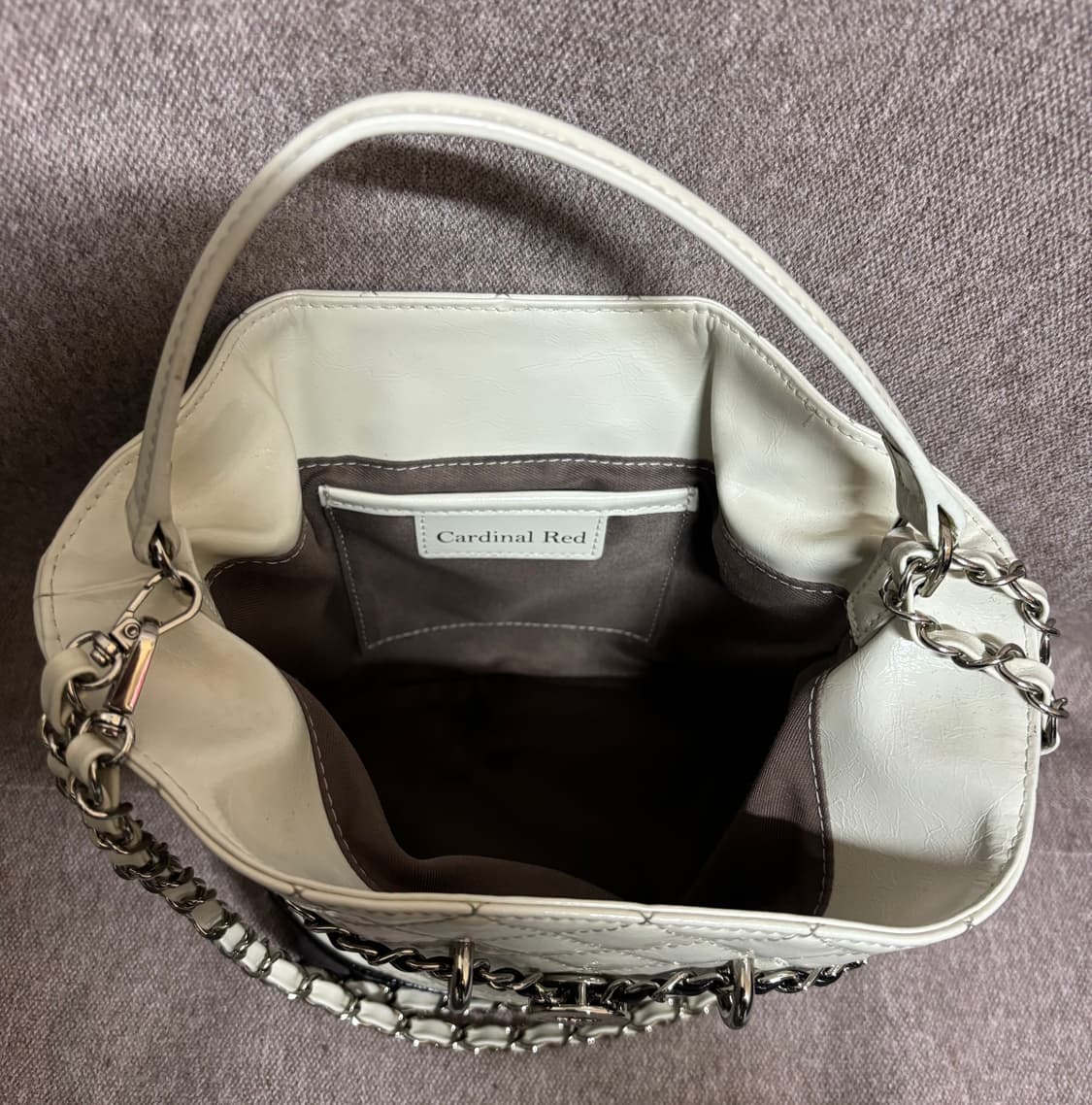 카디널 레드 퀼팅 버킷백 화이트 블랙 상품이미지5