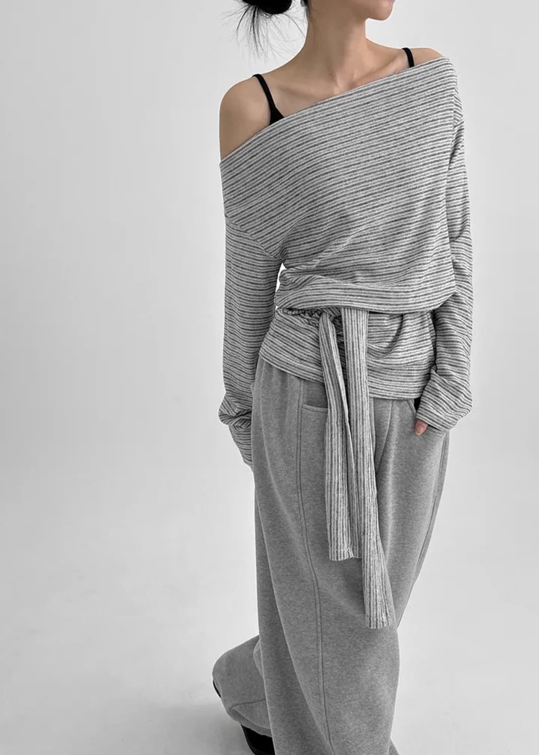 블랙업 스트라이프 오프숄더 롱슬리브 상품이미지3