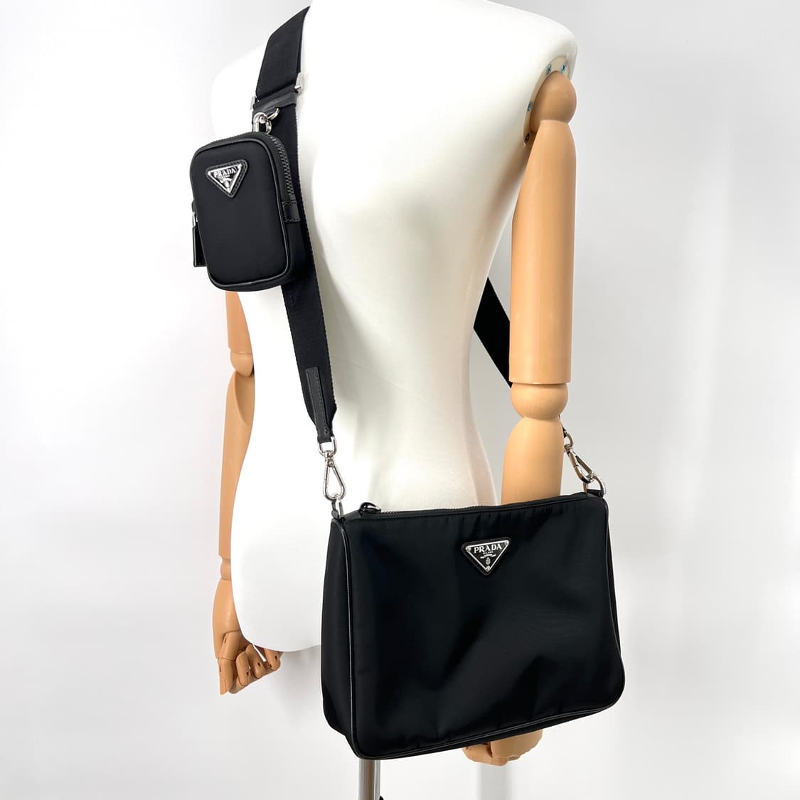 프라다 삼각로고 리나일론 사피아노 크로스백 블랙 (2VH113) 상품이미지2
