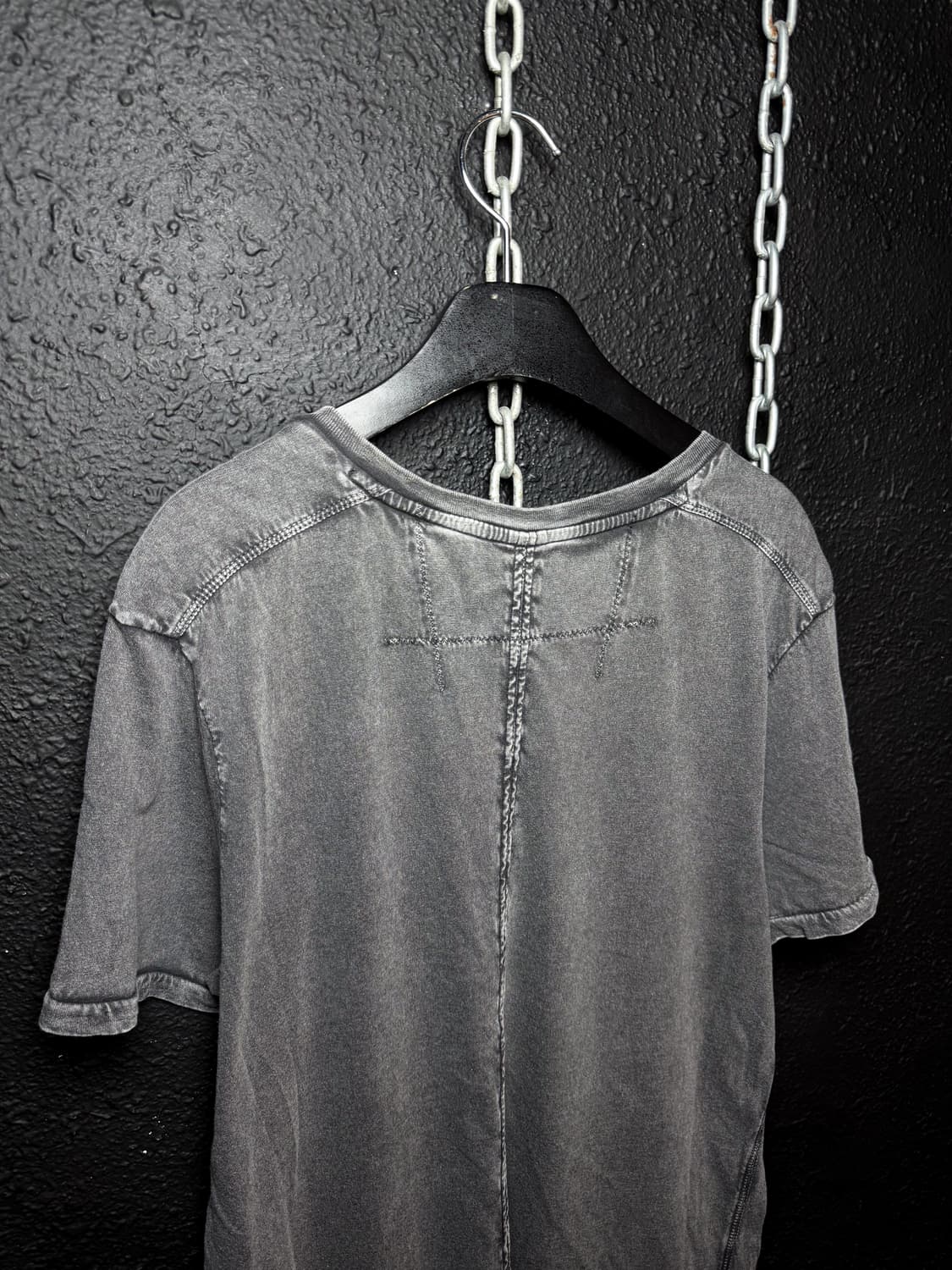 DKNY Jeans – Washed Black V-neck T-shirt 상품이미지6