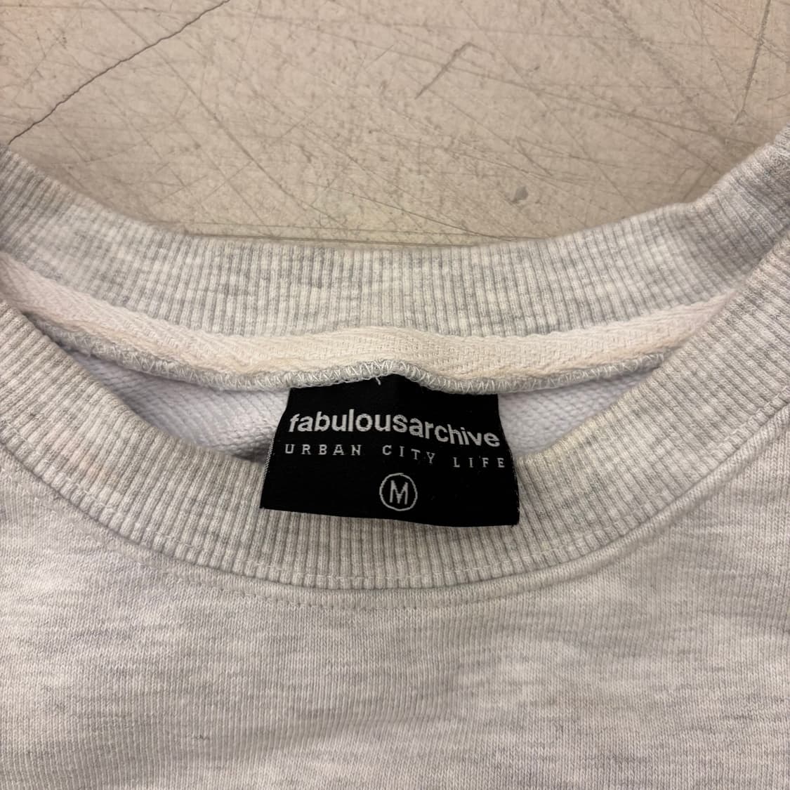 패블러스아카이브 빅로고 크롭 맨투맨 상품이미지3